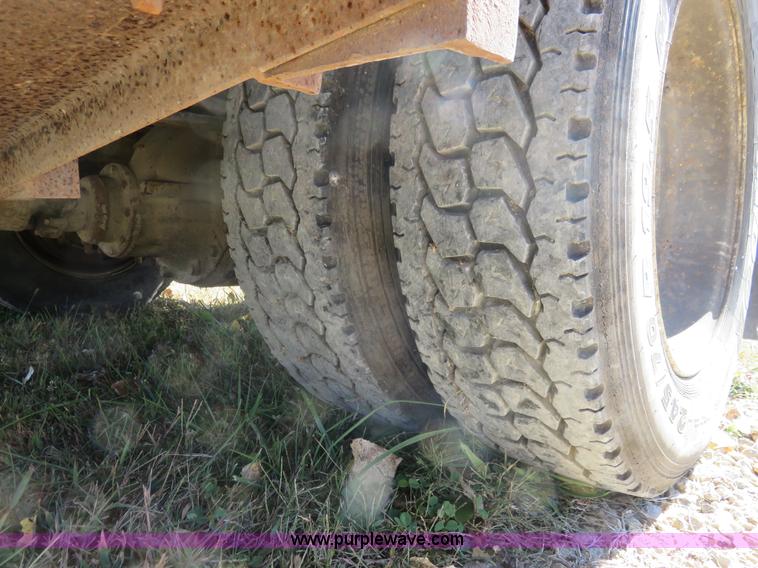 image for item L2424 1994 Ford F700 flatbed truck