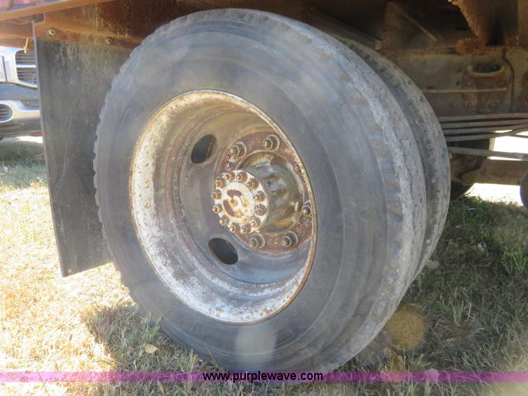 image for item L2424 1994 Ford F700 flatbed truck