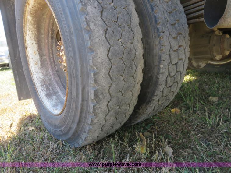 image for item L2424 1994 Ford F700 flatbed truck