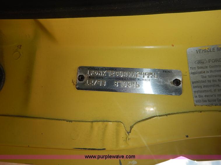 image for item L2424 1994 Ford F700 flatbed truck