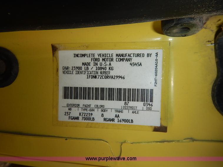 image for item L2424 1994 Ford F700 flatbed truck