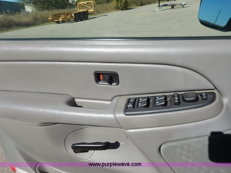 image for item L3508 2005 Chevrolet Tahoe SUV