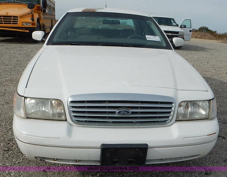 image for item L3530 2002 Ford Crown Victoria