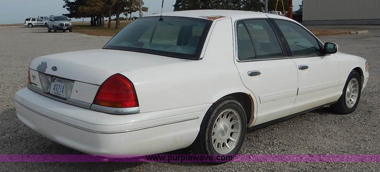 image for item L3530 2002 Ford Crown Victoria
