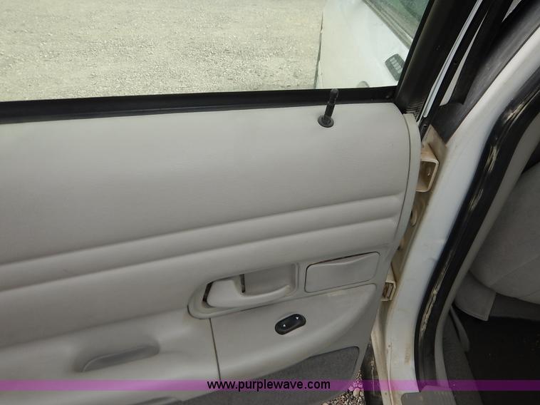 image for item L3530 2002 Ford Crown Victoria