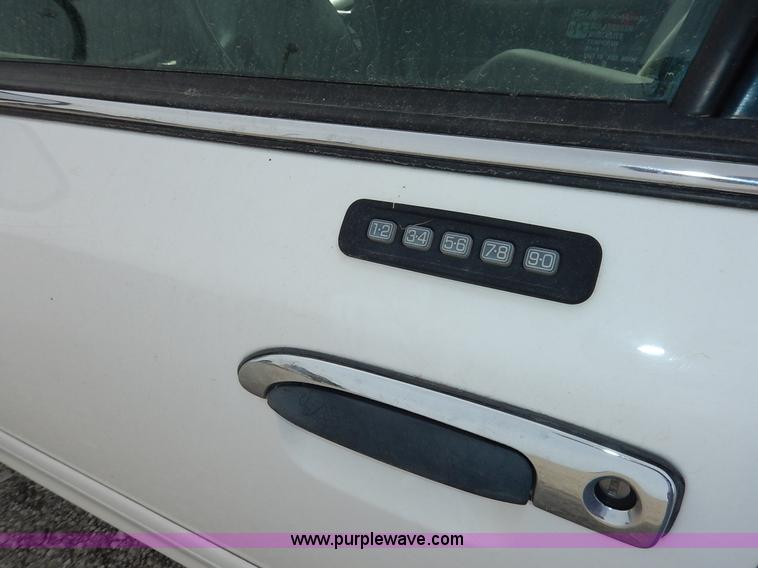 image for item L3530 2002 Ford Crown Victoria