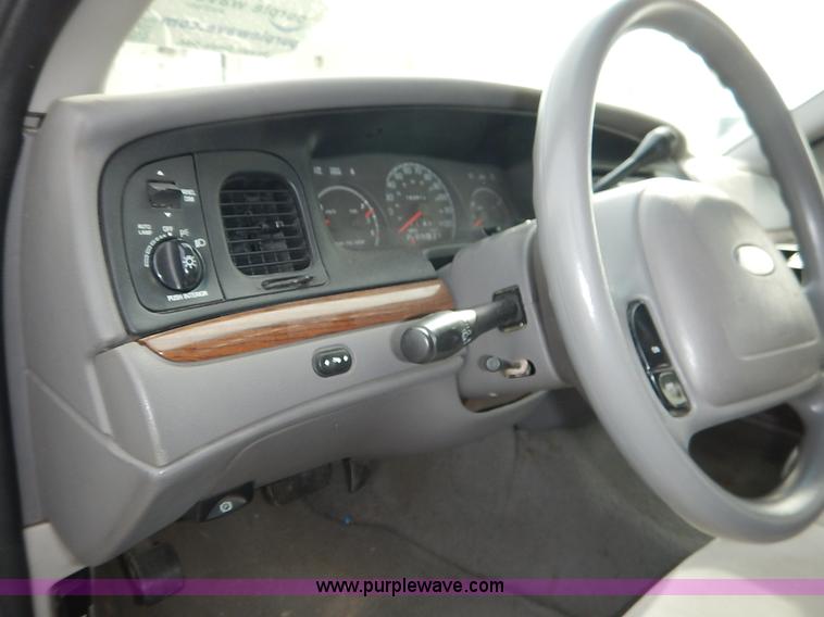 image for item L3530 2002 Ford Crown Victoria