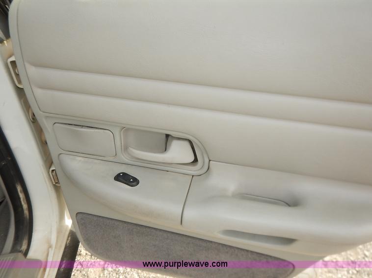 image for item L3530 2002 Ford Crown Victoria