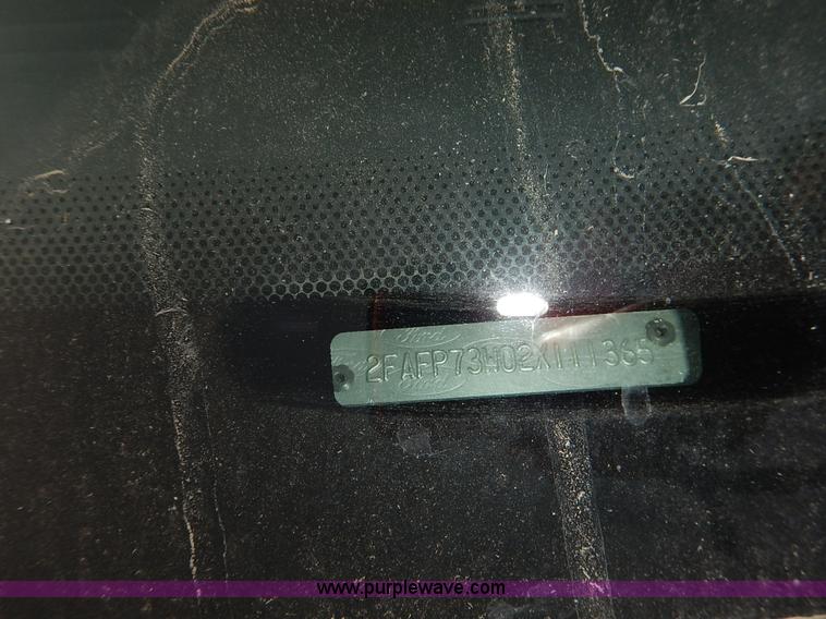 image for item L3530 2002 Ford Crown Victoria