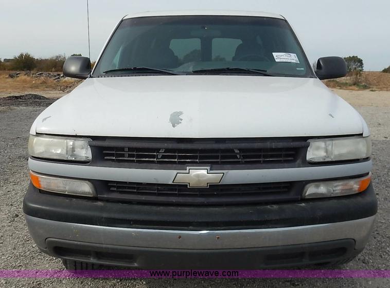 image for item L3531 2000 Chevrolet Suburban C2500 SUV
