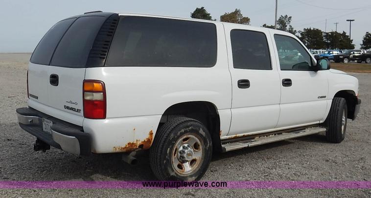 image for item L3531 2000 Chevrolet Suburban C2500 SUV