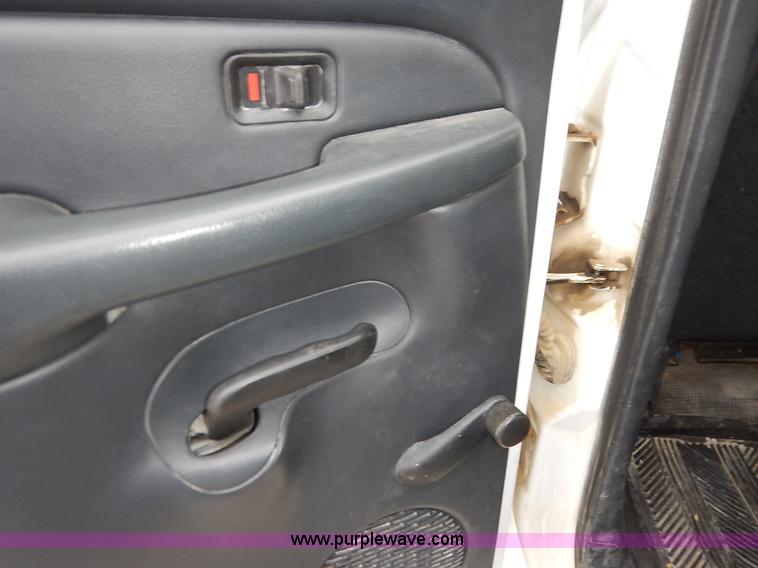 image for item L3531 2000 Chevrolet Suburban C2500 SUV