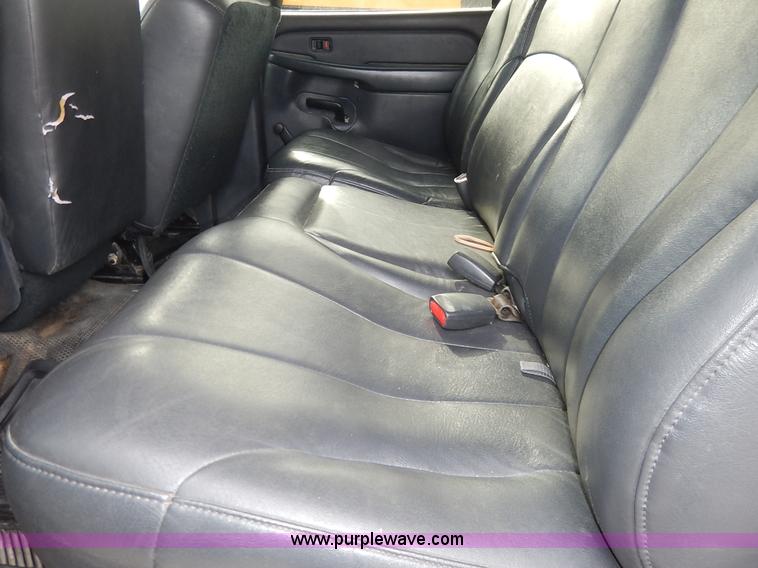 image for item L3531 2000 Chevrolet Suburban C2500 SUV