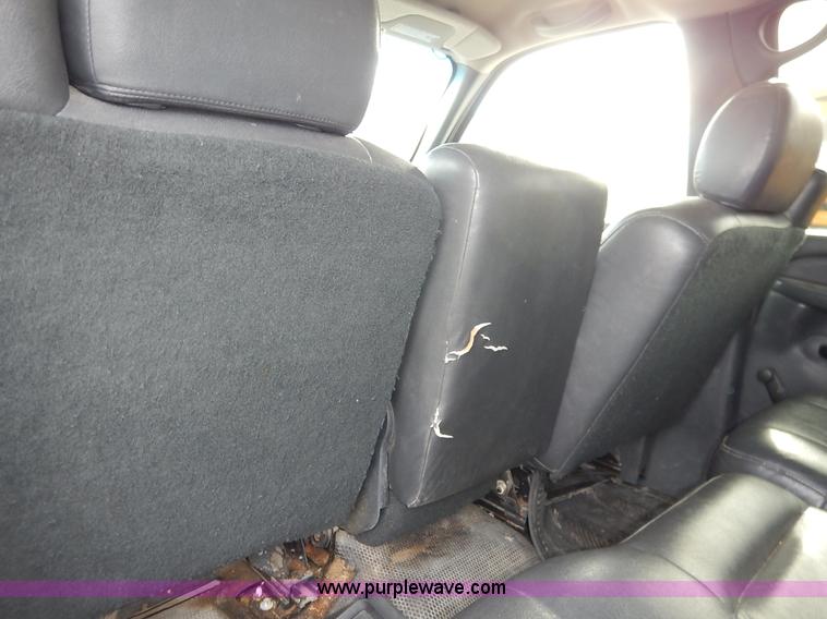 image for item L3531 2000 Chevrolet Suburban C2500 SUV