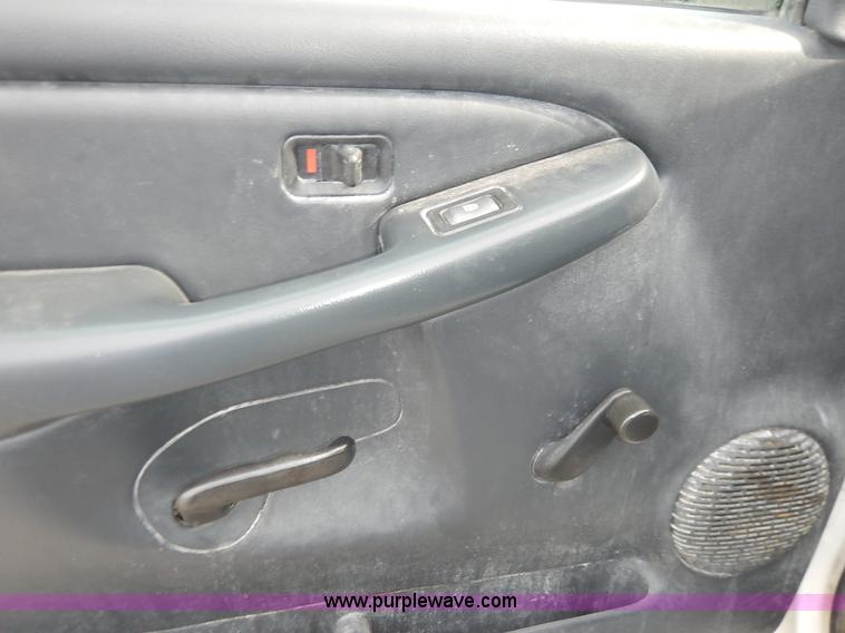 image for item L3531 2000 Chevrolet Suburban C2500 SUV