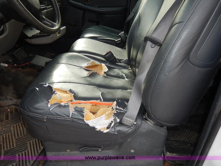 image for item L3531 2000 Chevrolet Suburban C2500 SUV