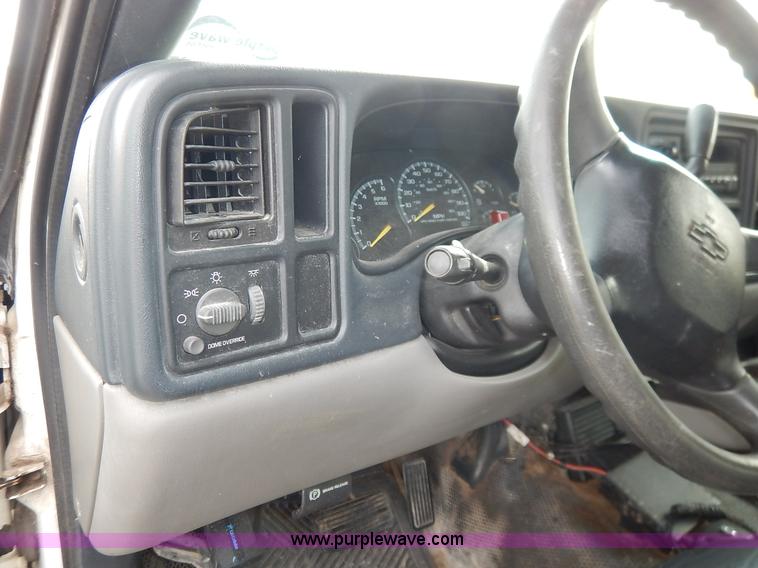 image for item L3531 2000 Chevrolet Suburban C2500 SUV