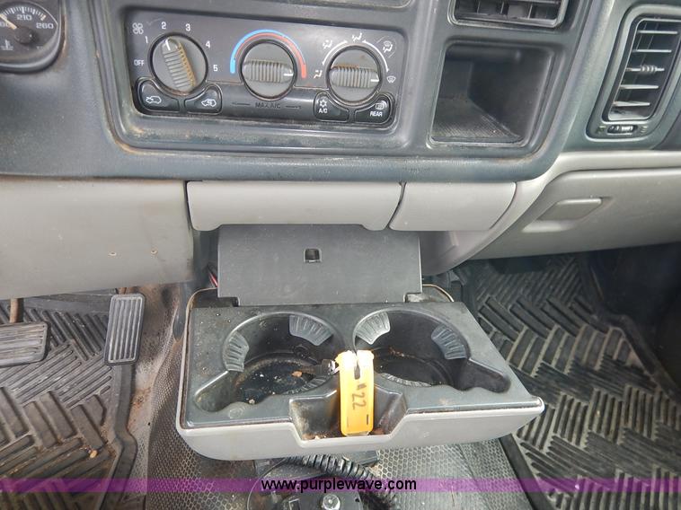 image for item L3531 2000 Chevrolet Suburban C2500 SUV