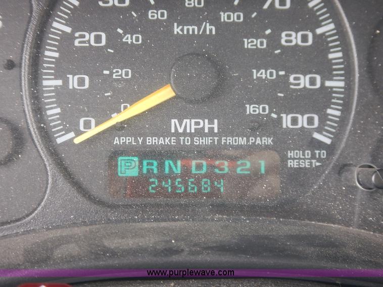 image for item L3531 2000 Chevrolet Suburban C2500 SUV