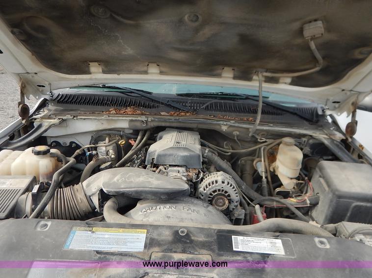 image for item L3531 2000 Chevrolet Suburban C2500 SUV