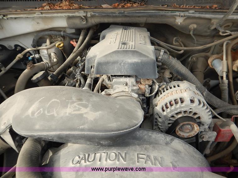 image for item L3531 2000 Chevrolet Suburban C2500 SUV