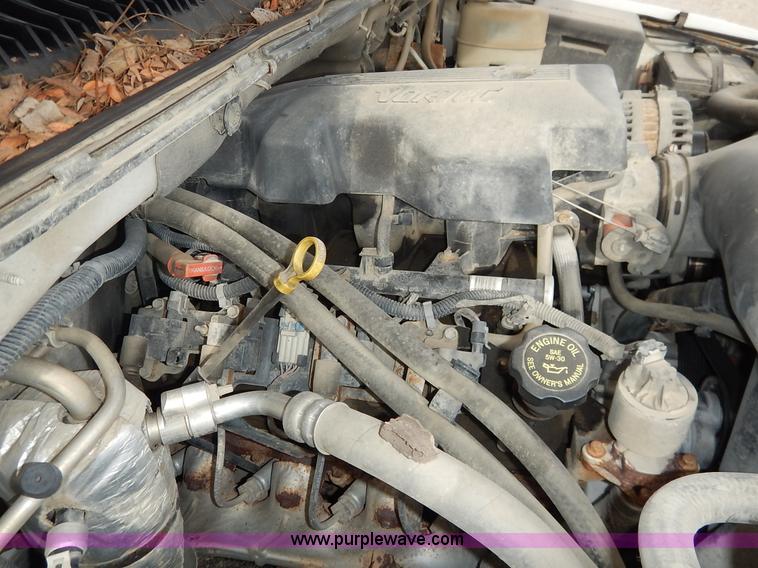 image for item L3531 2000 Chevrolet Suburban C2500 SUV