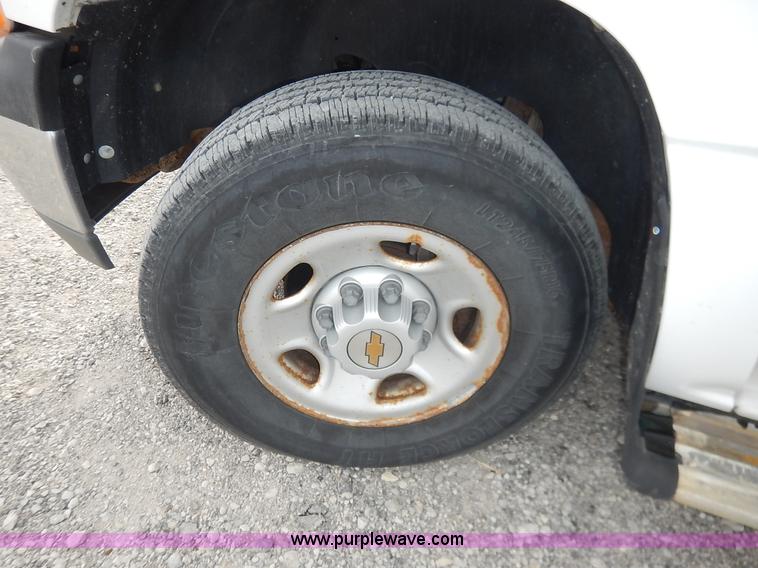 image for item L3531 2000 Chevrolet Suburban C2500 SUV