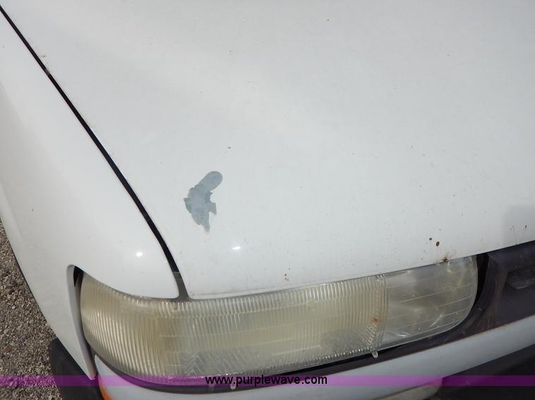 image for item L3531 2000 Chevrolet Suburban C2500 SUV