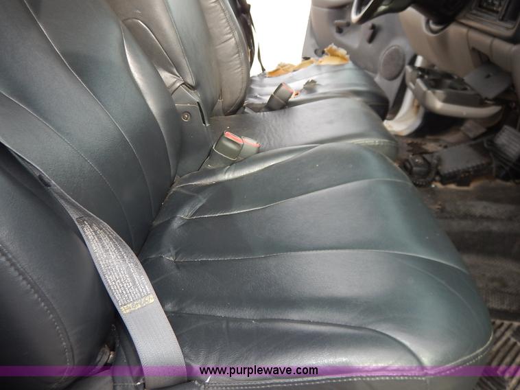 image for item L3531 2000 Chevrolet Suburban C2500 SUV