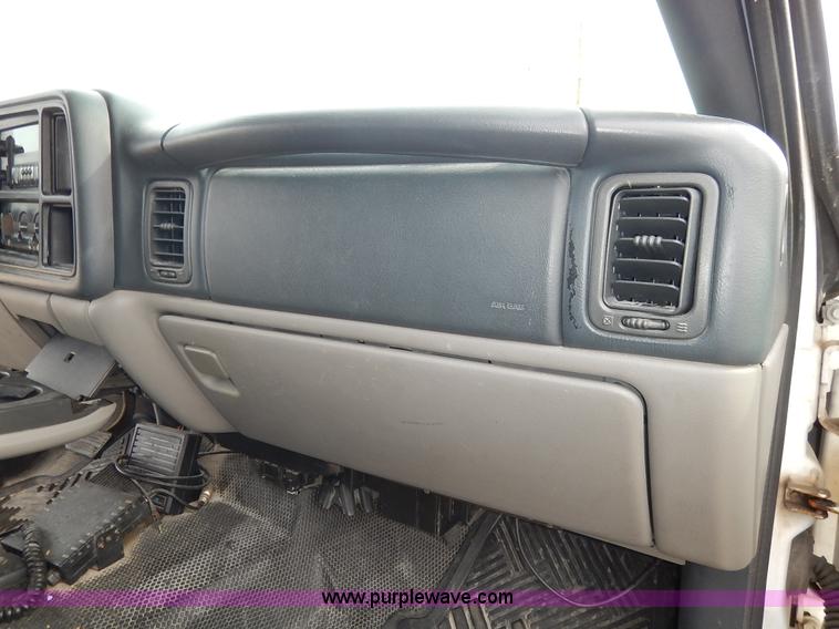 image for item L3531 2000 Chevrolet Suburban C2500 SUV