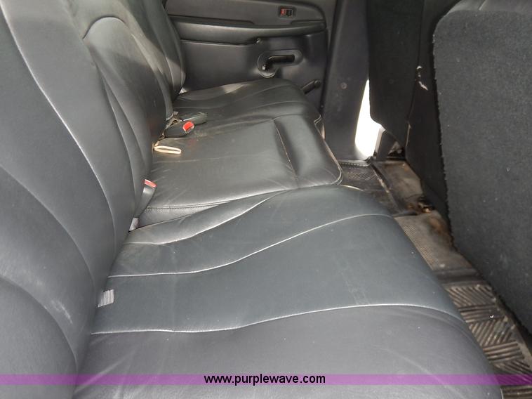 image for item L3531 2000 Chevrolet Suburban C2500 SUV