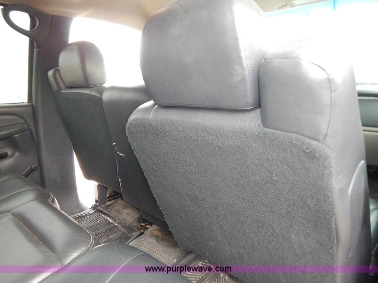 image for item L3531 2000 Chevrolet Suburban C2500 SUV