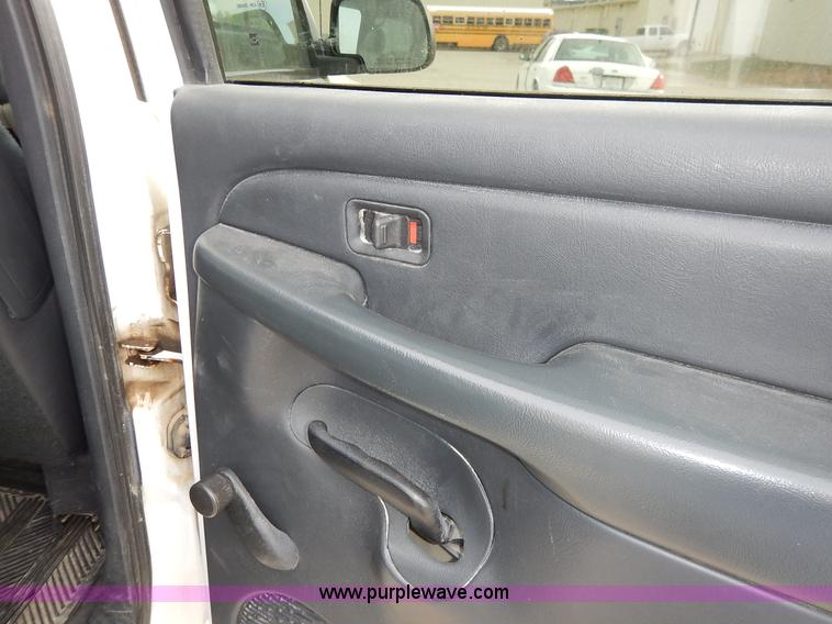 image for item L3531 2000 Chevrolet Suburban C2500 SUV