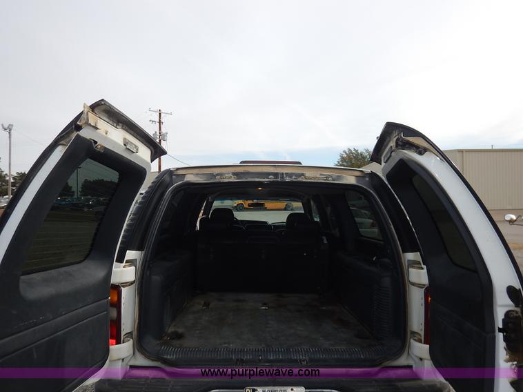 image for item L3531 2000 Chevrolet Suburban C2500 SUV