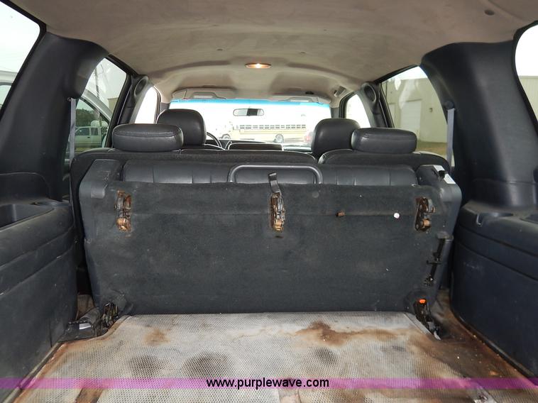 image for item L3531 2000 Chevrolet Suburban C2500 SUV