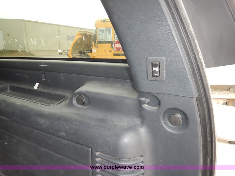 image for item L3531 2000 Chevrolet Suburban C2500 SUV