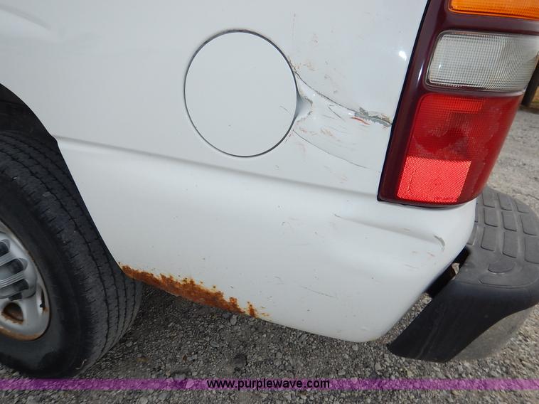 image for item L3531 2000 Chevrolet Suburban C2500 SUV