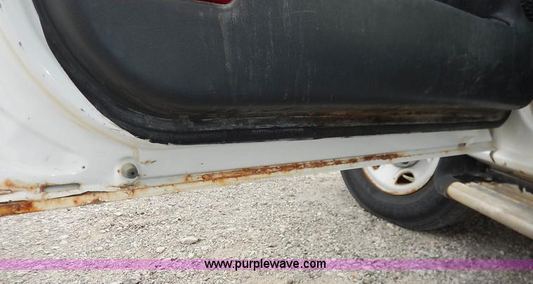 image for item L3531 2000 Chevrolet Suburban C2500 SUV