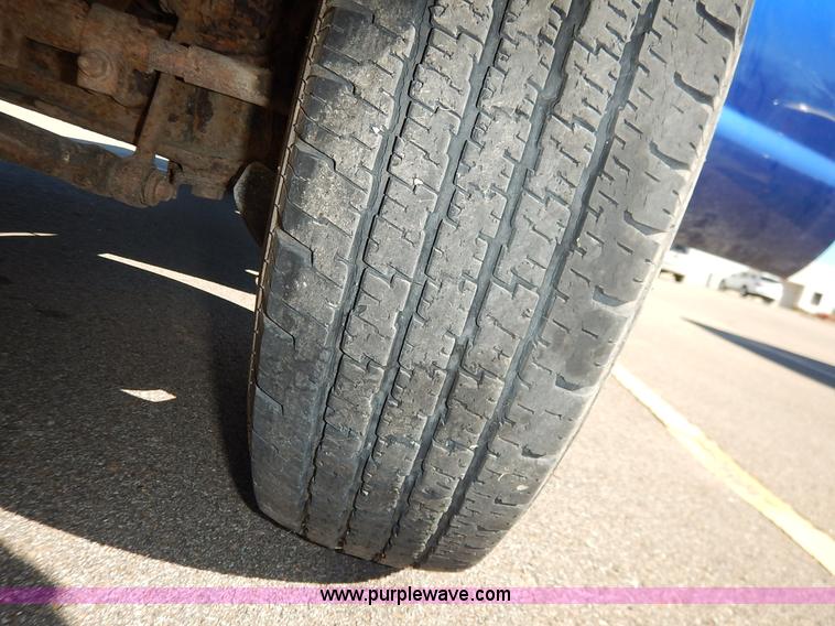 image for item L3546 1999 Ford F350 Super Duty XL flatbed pickup truck