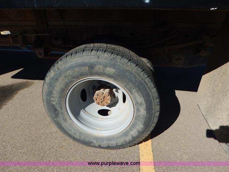 image for item L3546 1999 Ford F350 Super Duty XL flatbed pickup truck