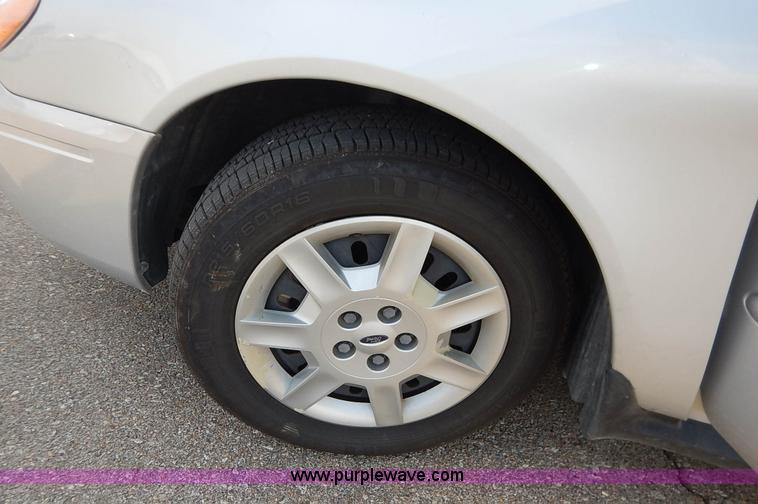 image for item L3550 2006 Ford Taurus SE