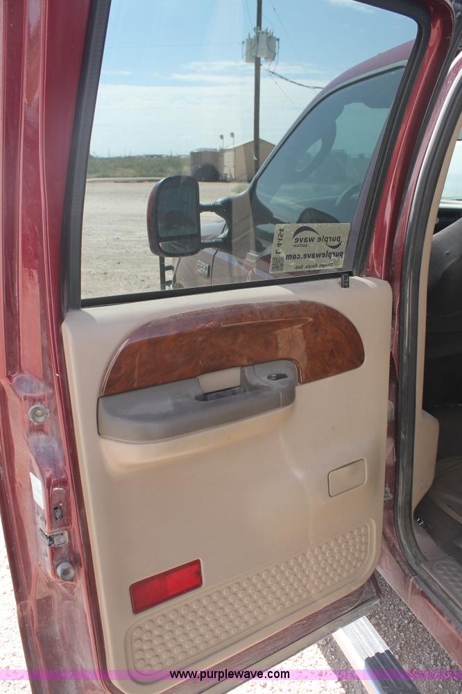 image for item L4454 2004 Ford F250 Super Duty pickup truck