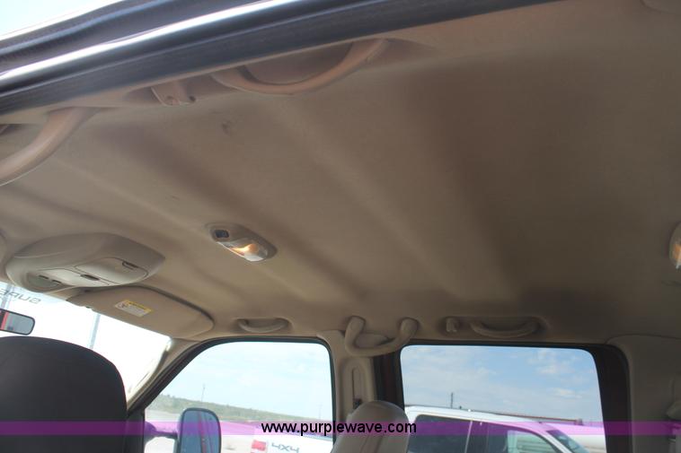 image for item L4454 2004 Ford F250 Super Duty pickup truck