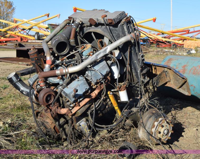 image for item L5137 1985 Mack E9 eight cylinder diesel engine