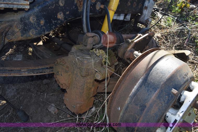 image for item L5137 1985 Mack E9 eight cylinder diesel engine