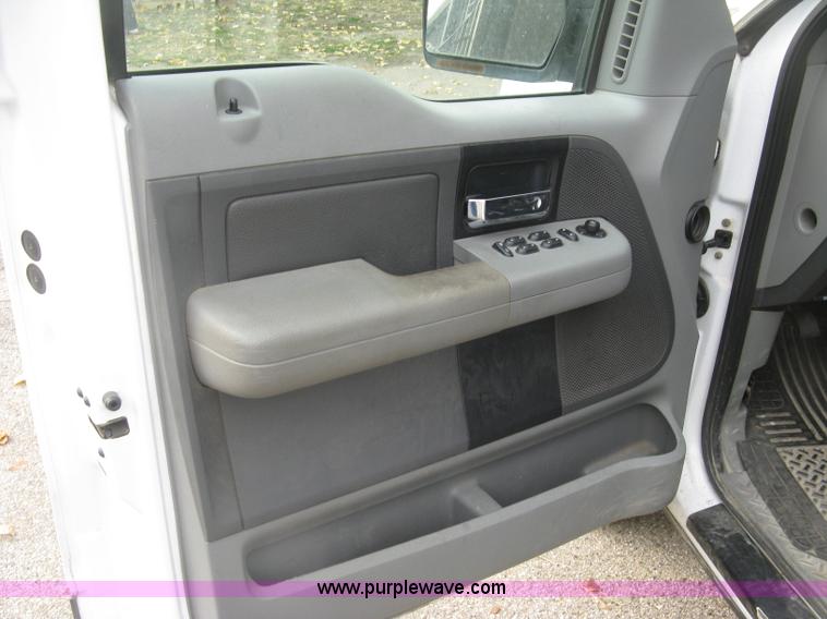 image for item L6424 2004 Ford F150 XLT SuperCrew pickup truck