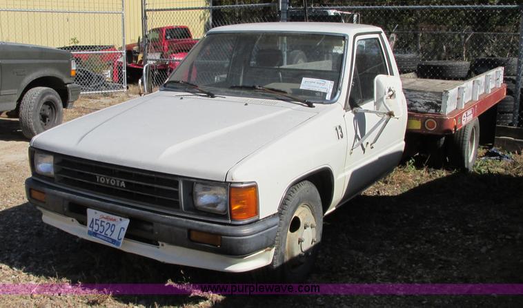 image for item R9490 1987 Toyota flatbed pickup truck
