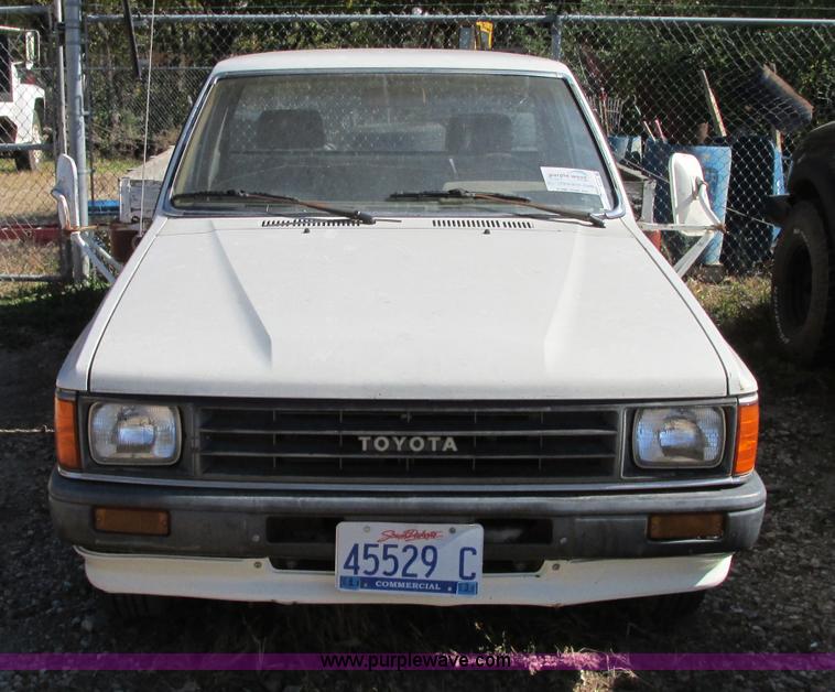 image for item R9490 1987 Toyota flatbed pickup truck
