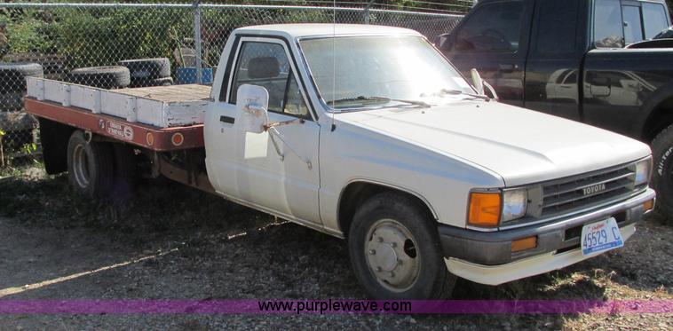 image for item R9490 1987 Toyota flatbed pickup truck