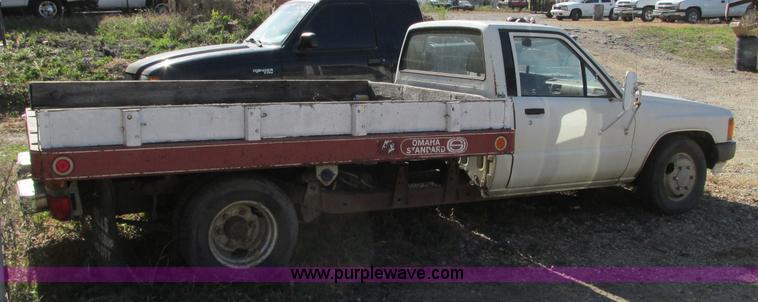 image for item R9490 1987 Toyota flatbed pickup truck